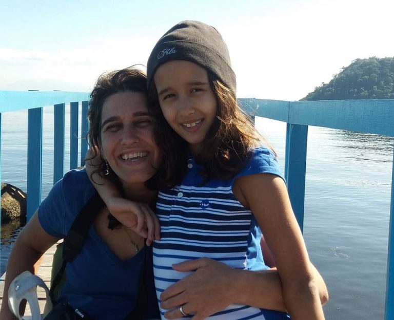 Renata e sua filha na ponte da Saudade