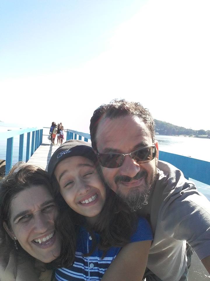 Renata com marido e filha na Ponte da Saudade.
