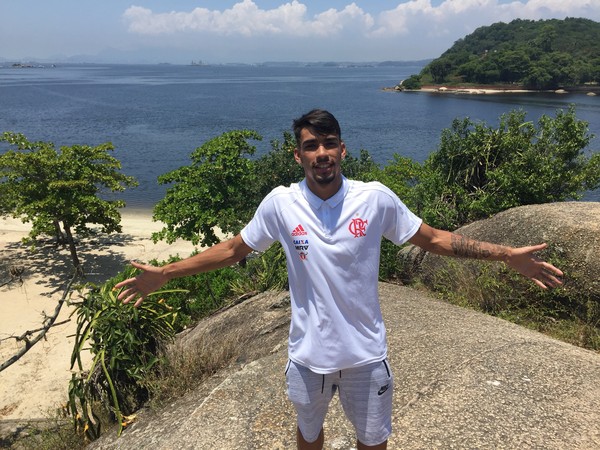 Do alto da Pedra da Moreninha, ponto turístico de Paquetá, Lucas lembra de quando foi guia (Foto: Gustavo Rotstein)