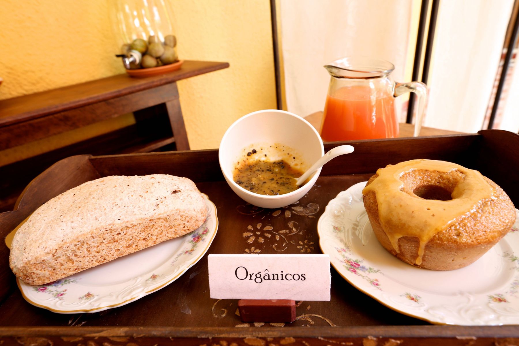 Café da manhã orgânico da casa é sucesso: pães e bolos caseiros (Luana Laux/Divulgação)